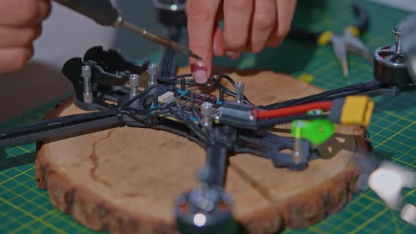 Διαδικασία Κατασκευής Επισκευής Ενός Drone Κάνει Συγκόλληση Σιδήρου Εργασίας Drone — Αρχείο Βίντεο
