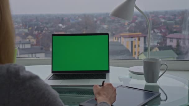 Bakifrån Kvinna Skriva Anteckningar Med Hjälp Digital Tablett Fungerar Hemmakontoret — Stockvideo