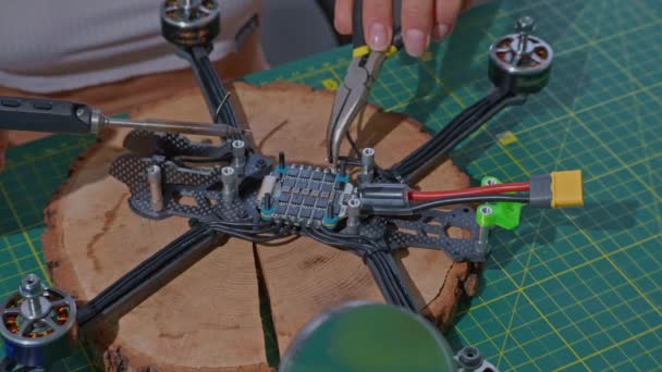 用无人飞行器概念进行钢铁焊接作业技术的近距离研究 — 图库视频影像