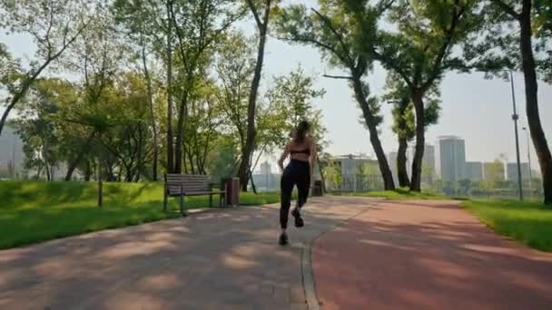 Δρομέας Τρέχει Γρήγορα Πρωί Αργή Κίνηση Γυναίκα Αθλητής Προπόνηση Στην — Αρχείο Βίντεο