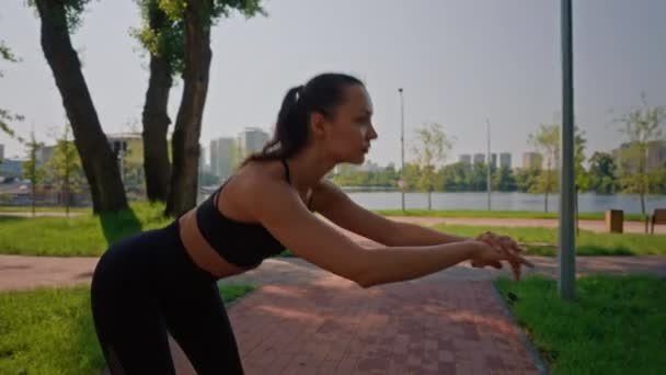 Mujer Haciendo Ejercicios Calentamiento Hasta Cuerpo Antes Correr Parque Fitness — Vídeo de stock