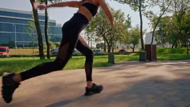 Sunny Day Park Sabah Ağır Çekimde Aerobik Antrenmanında Kardiyovasküler Fitness — Stok video