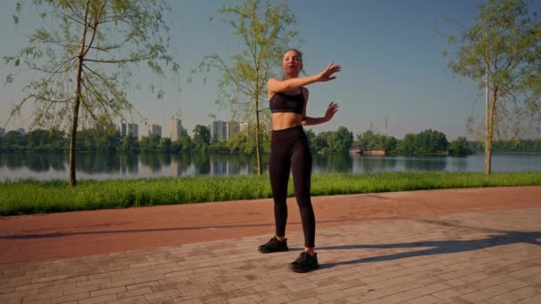 Spor Giysiler Giyen Bir Kadın Yaz Mevsiminde Nehir Kenarında Parkta — Stok video
