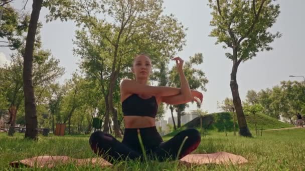 Vrouw Dragen Activewear Zittend Yoga Mat Stretching Handen Park Zomer — Stockvideo