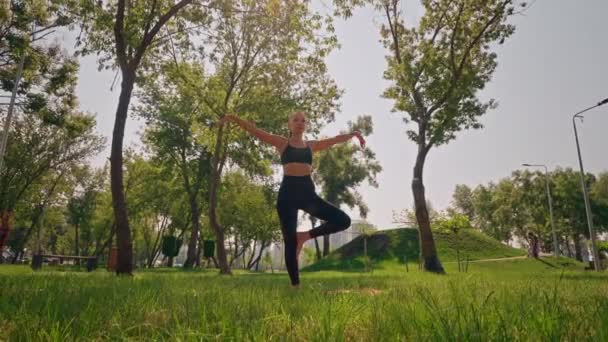Brunett Utövar Yoga Stadsparken Sommarträd Utgör Utomhus — Stockvideo