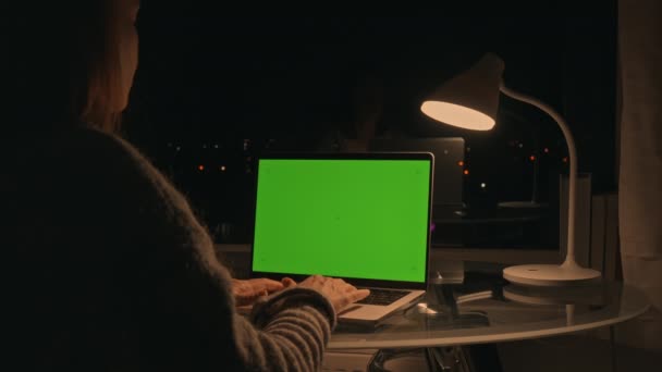 Senhora Digitando Laptop Teclado Com Tela Verde Sentado Mesa Frente — Vídeo de Stock