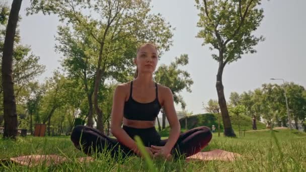 Yoga Minderinde Oturan Kadın Yaz Mevsiminde Dışarıda Bacak Esnetiyor — Stok video