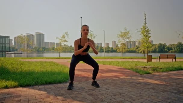 Kvinna Gör Squat Motion Stadsparken Fitness Solig Dag — Stockvideo