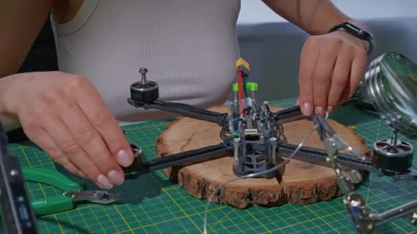 Inżynier Siedzący Miejscu Pracy Produkujący Drony Trzymające Kable — Wideo stockowe