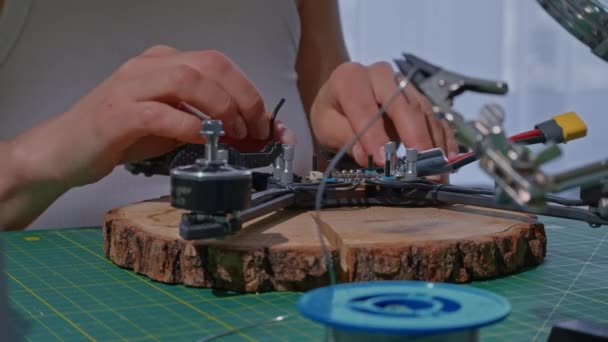 Processus Fabrication Réparation Drone Personne Méconnaissable Passionné Fabrication Une Femme — Video