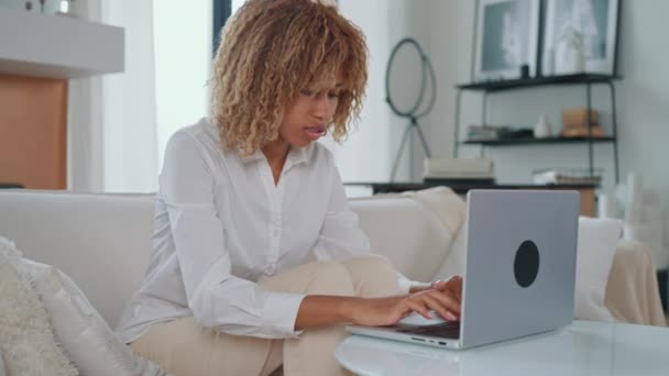 Mujer Escribiendo Portátil Sentado Sala Estar Freelancer Lugar Trabajo Apartamento — Vídeos de Stock