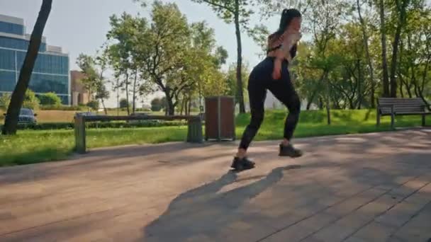 Donna Che Corre Veloce Mattino Città Estiva Con Paesaggio Urbano — Video Stock