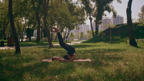 Aktif Giyinmiş Bir Kadın Yoga Minderinde Uzanıyor Yaz Kenti Parkında — Stok video
