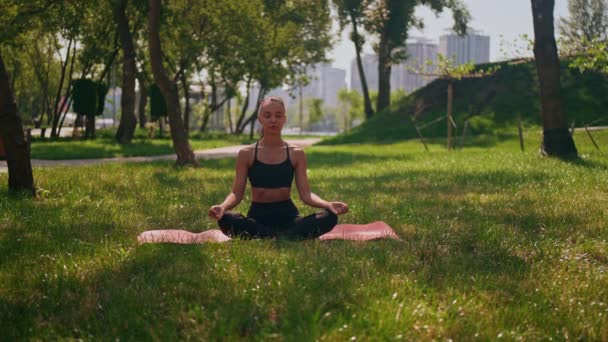 Brunetka Siedzi Maty Jogi Lotosu Pozować Oddychanie Ćwiczenia Parku Lato — Wideo stockowe
