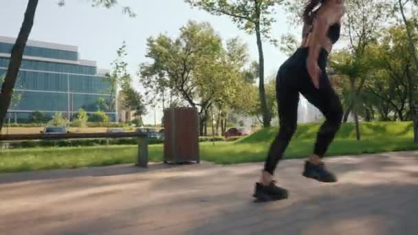 에너지 개념을 달리는 운동선수 전망을 도시에서 — 비디오