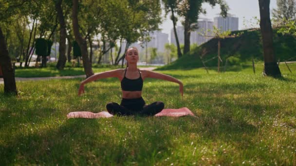 Γυναίκα Πρακτική Γιόγκα Υπαίθρια Ασκήσεις Αναπνοής Στο Πάρκο Καλοκαίρι Ηλιόλουστη — Αρχείο Βίντεο