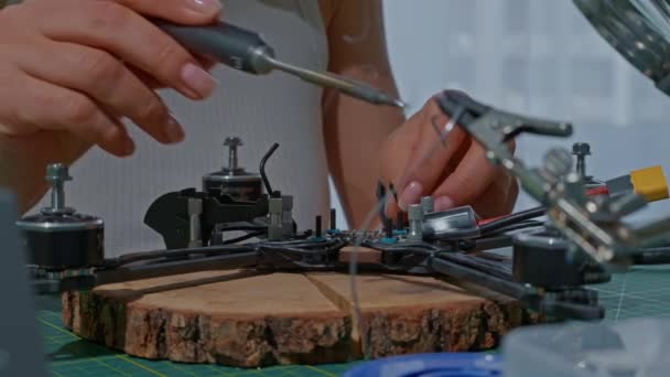 Mujer Lugar Trabajo Ingeniero Fabricación Dron Manos Mujer Sosteniendo Cables — Vídeo de stock