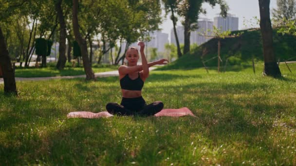 Mujer Sentada Una Esterilla Yoga Estirando Cuerpo Aire Libre Fitness — Vídeos de Stock