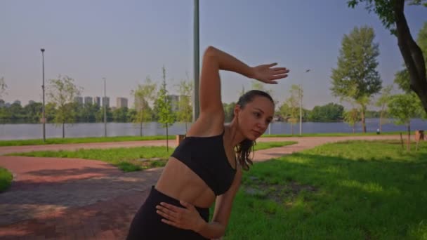 Jogger Dělá Cvičení Před Jogging Parku Fitness Venku Letní Sezóně — Stock video