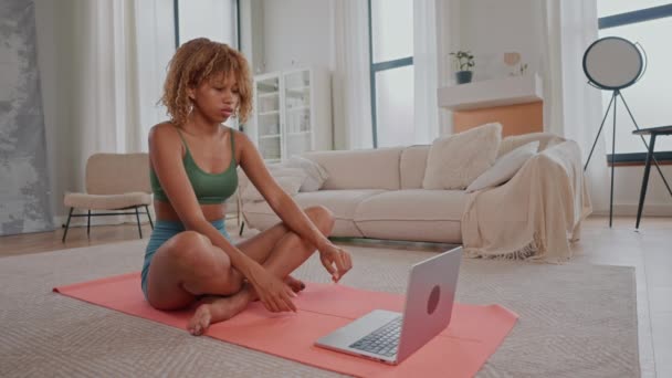 瘦女人在家里盘腿坐在线瑜伽课沉思 — 图库视频影像