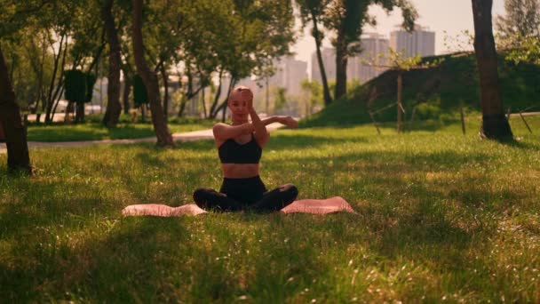 Vrouw Stretching Buiten Park Zomer Zonnige Dag Gezonde Actieve Levensstijl — Stockvideo