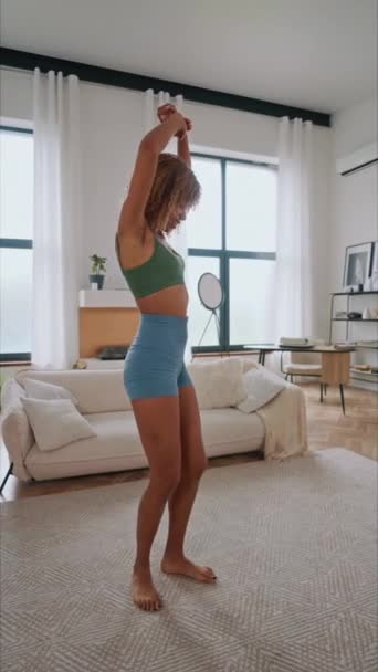 Uma Mulher Vestindo Top Azul Verde Está Energeticamente Dançando Seus — Vídeo de Stock