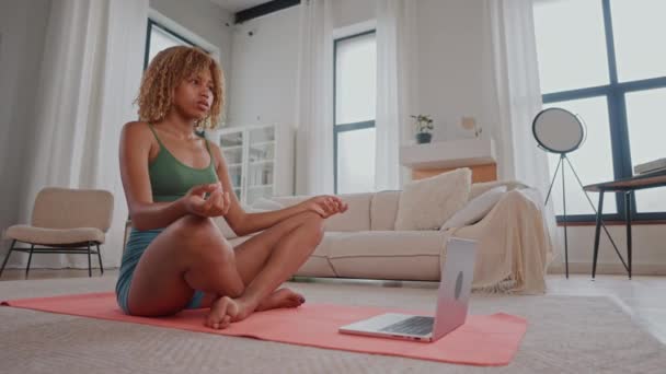 Femeie Este Văzută Așezată Covoraș Yoga Fața Unui Laptop Implicându — Videoclip de stoc