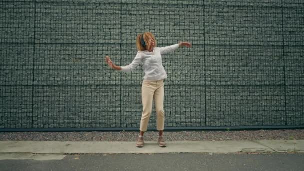 Uma Mulher Está Dançando Uma Calçada Com Braços Esticados Para — Vídeo de Stock