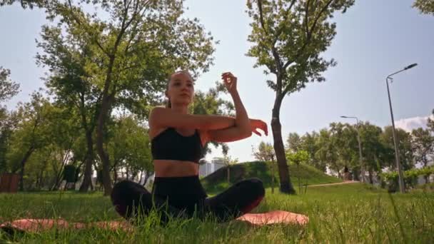 Yoga Training Een Vrouw Wordt Gezien Zittend Grond Een Lokaal — Stockvideo