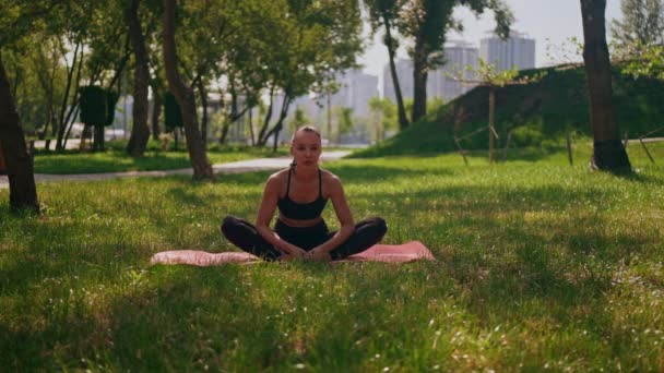 Женщину Видели Сидящей Позе Йоги Зеленом Травяном Поле Парке Сосредоточена — стоковое видео