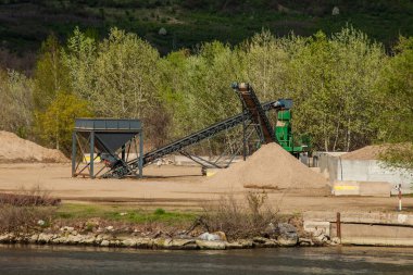 Nehir kıyısındaki çakıl fabrikası, Tuna Nehri