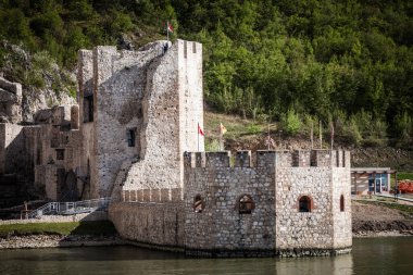 Sırbistan 'ın Tuna Nehri üzerindeki Golubac kalesi 14. yüzyılda inşa edildi
