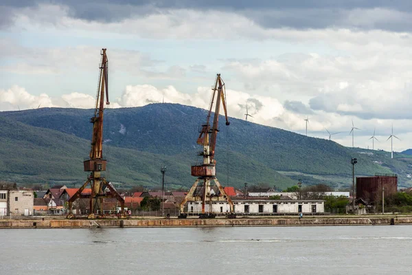Grues Dans Ancien Petit Port Industriel Sur Danube Photo De Stock