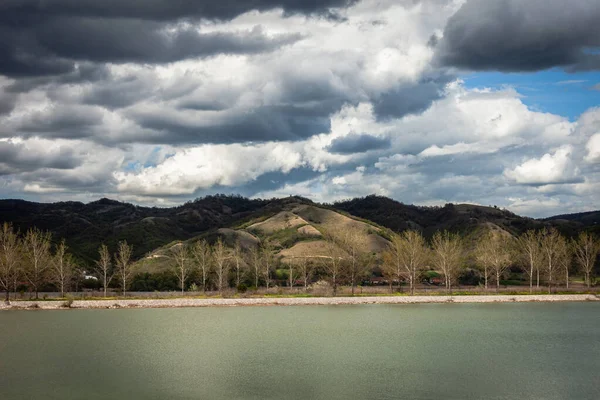 Riverbank Danube Avec Des Nuages Spectaculaires Serbie Photos De Stock Libres De Droits