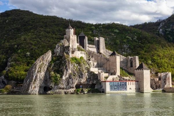 塞尔维亚多瑙河上的Golubac要塞建于14世纪 图库图片