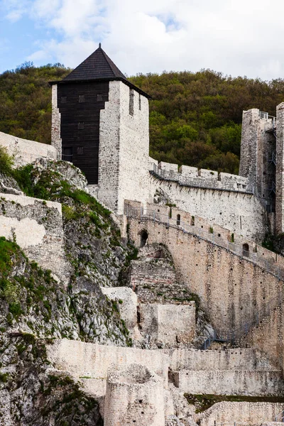 Die Festung Golubac Der Donau Serbien Aus Dem Jahrhundert lizenzfreie Stockbilder