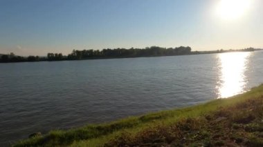 Arkasında bir göl olan güzel bir manzara.