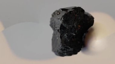 Yarı değerli taş, mikro kristal bir kuvars çeşididir ve güzel katmanları agatın katmanlı bir taş olduğunu gösterir.