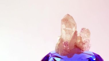 Parlak kristalli kuvars bir değerli taş ve mücevher taşıdır.