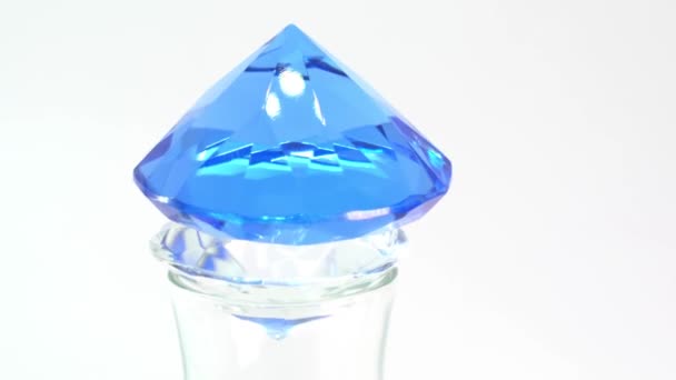 カラーガラスダイヤモンドが 専門的にカット — ストック動画