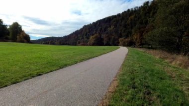 Nehirde sonbahar manzara