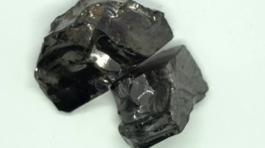 İyileştirici taş shungite olarak da adlandırılan siyah bir kaya, çoğunlukla karbondan oluşan burada en yüksek kalitede fotoğraflandı..