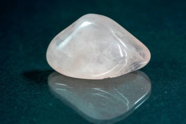 Stüdyoda siyah arka planda mineral kristalleriyle çekilmiş kuvars.