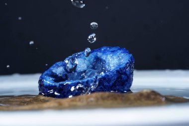 Stüdyoda siyah arka planda mineral kristalleriyle çekilmiş kuvars.