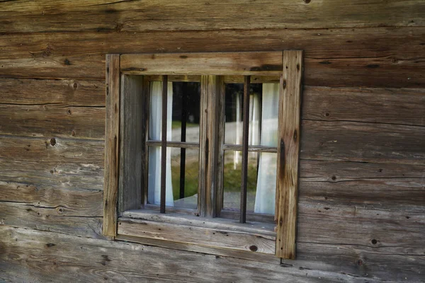 Części Drewniane Jak Okna Starym Domu Ogrodem — Zdjęcie stockowe
