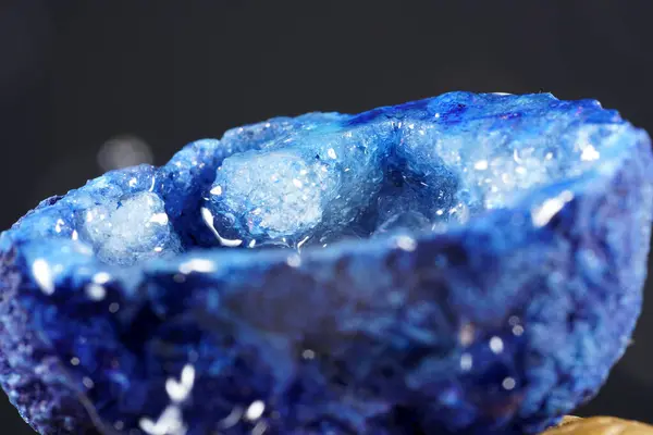 Quartz Dengan Kristal Mineral Difoto Studio Dengan Latar Belakang Hitam — Stok Foto