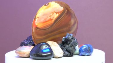 Mavi bulutlu manzara ve mavi bir su kütlesinin yanındaki yeşil çayırlar.