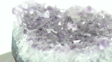 Mavi bulutlu manzara ve mavi bir su kütlesinin yanındaki yeşil çayırlar.