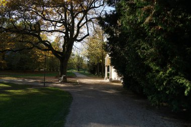 Dinlenmek için yemyeşil ve dinlenmek için banklara park edin.