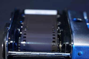 Körüklü ve objektifli eski fotoğraf makinesi